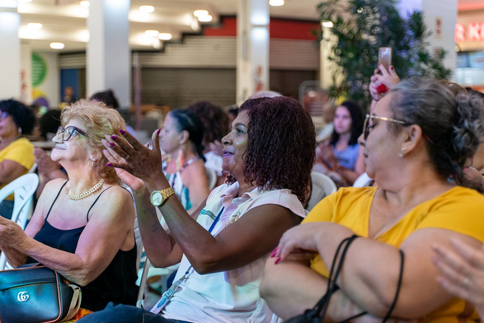 A equipe da Casa da Mulher Nilopolitana, frequentadoras da institui&ccedil;&atilde;o e clientes do Nil&oacute;polis Square participaram da abertura do M&ecirc;s da Mulher - Divulga&ccedil;&atilde;o / PMN