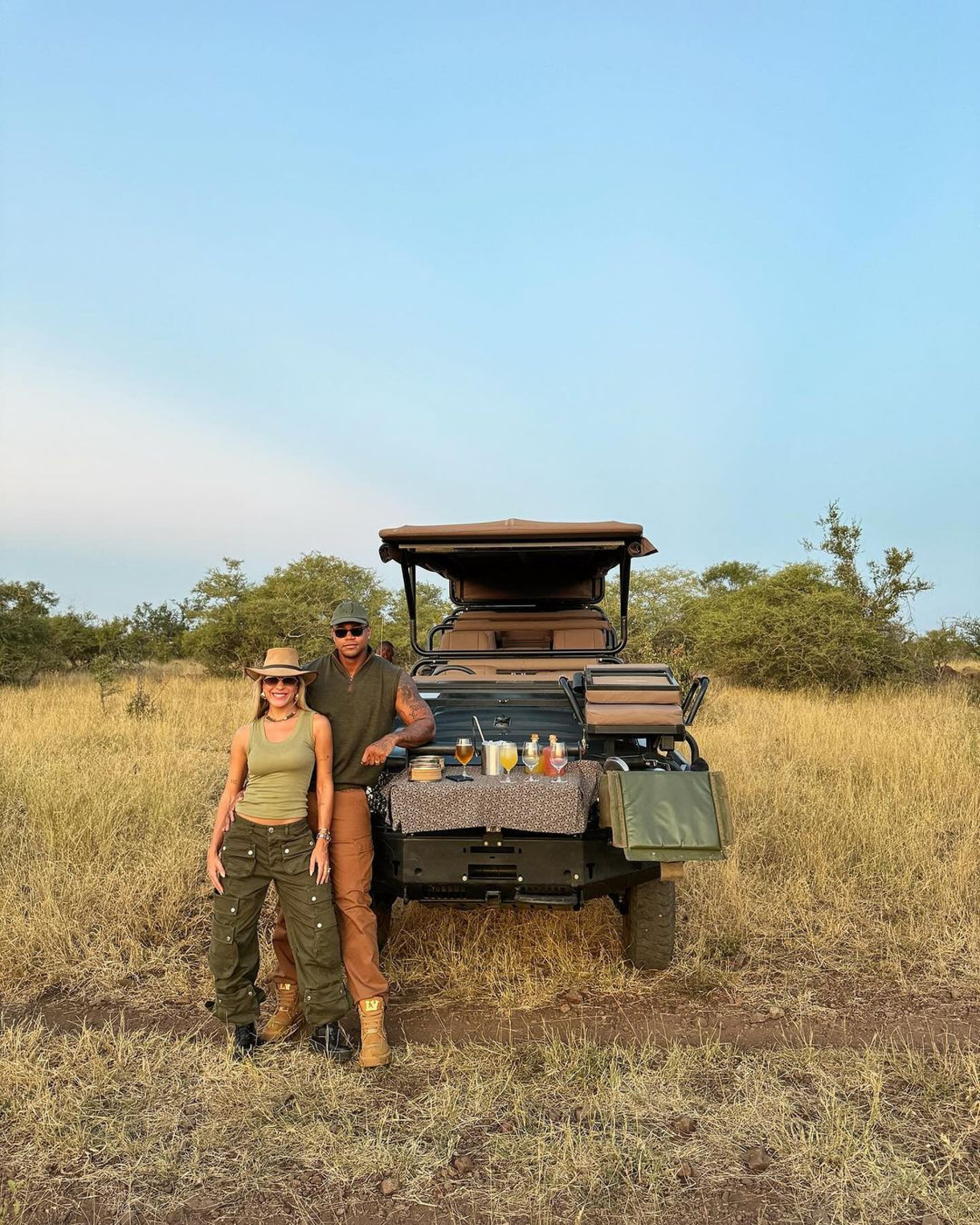 Lore Improta compartilha registros em Safari ao lado de Léo Santana - Reprodução