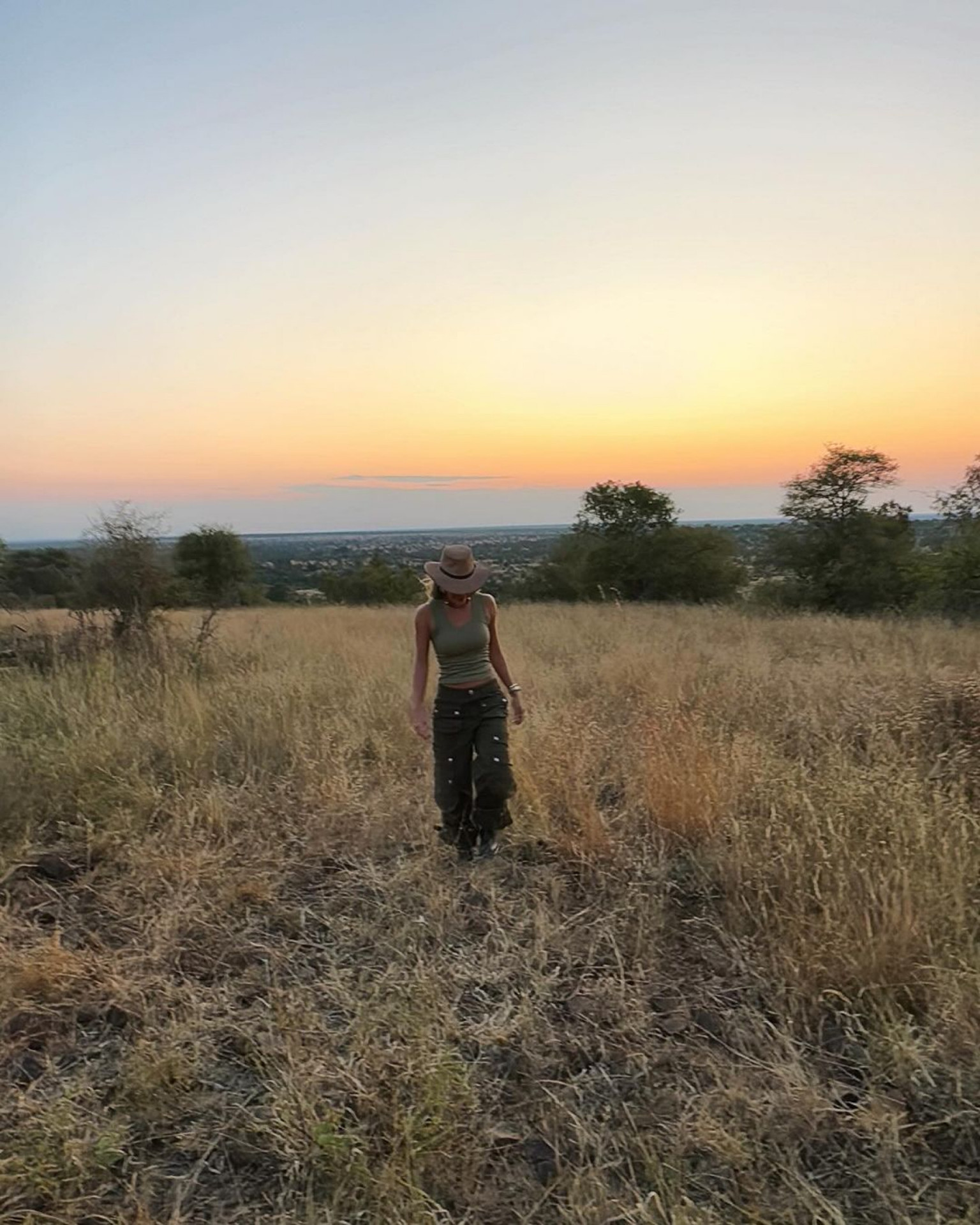 Lore Improta compartilha registros em Safari ao lado de Léo Santana - Reprodução