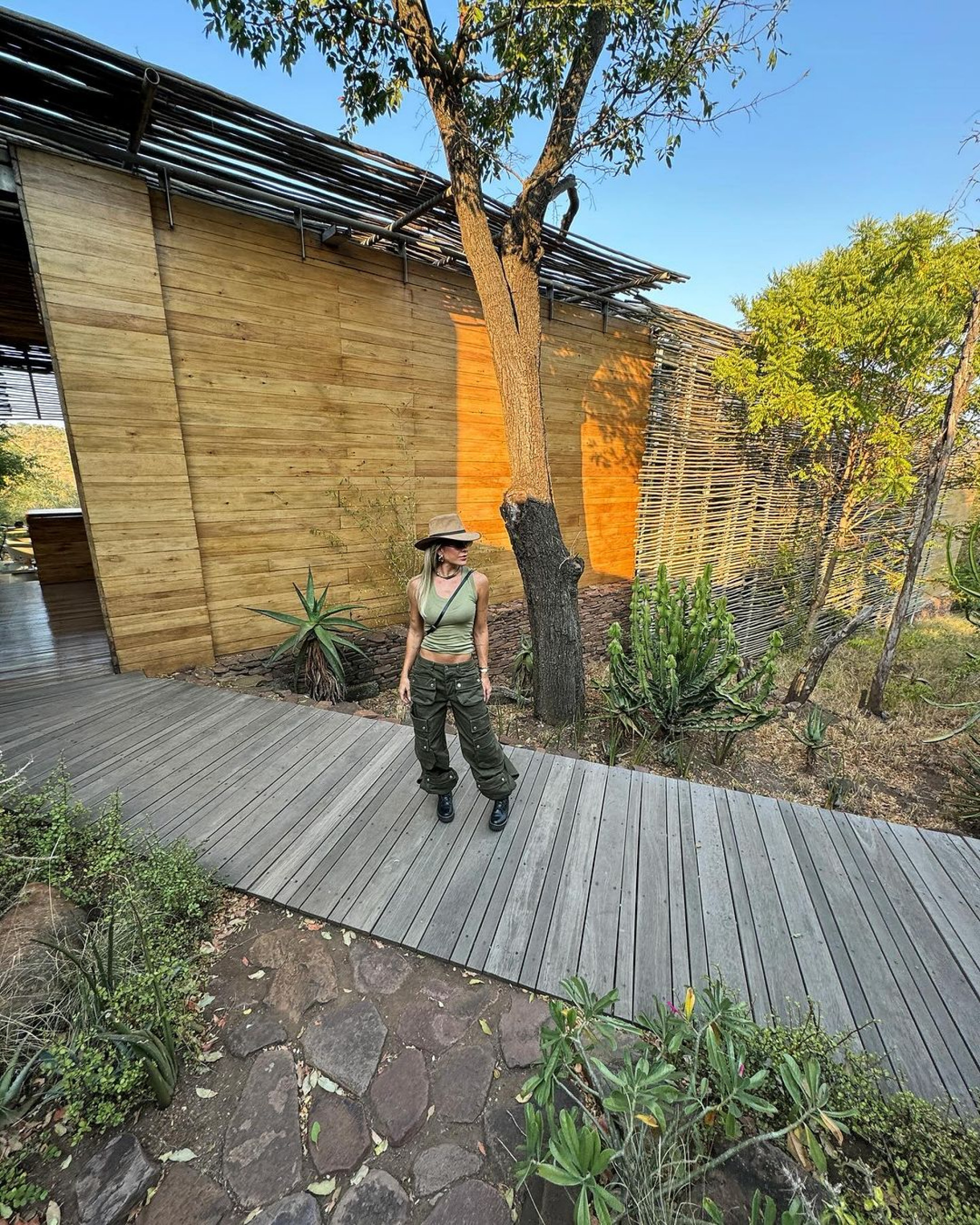 Lore Improta compartilha registros em Safari ao lado de Léo Santana - Reprodução