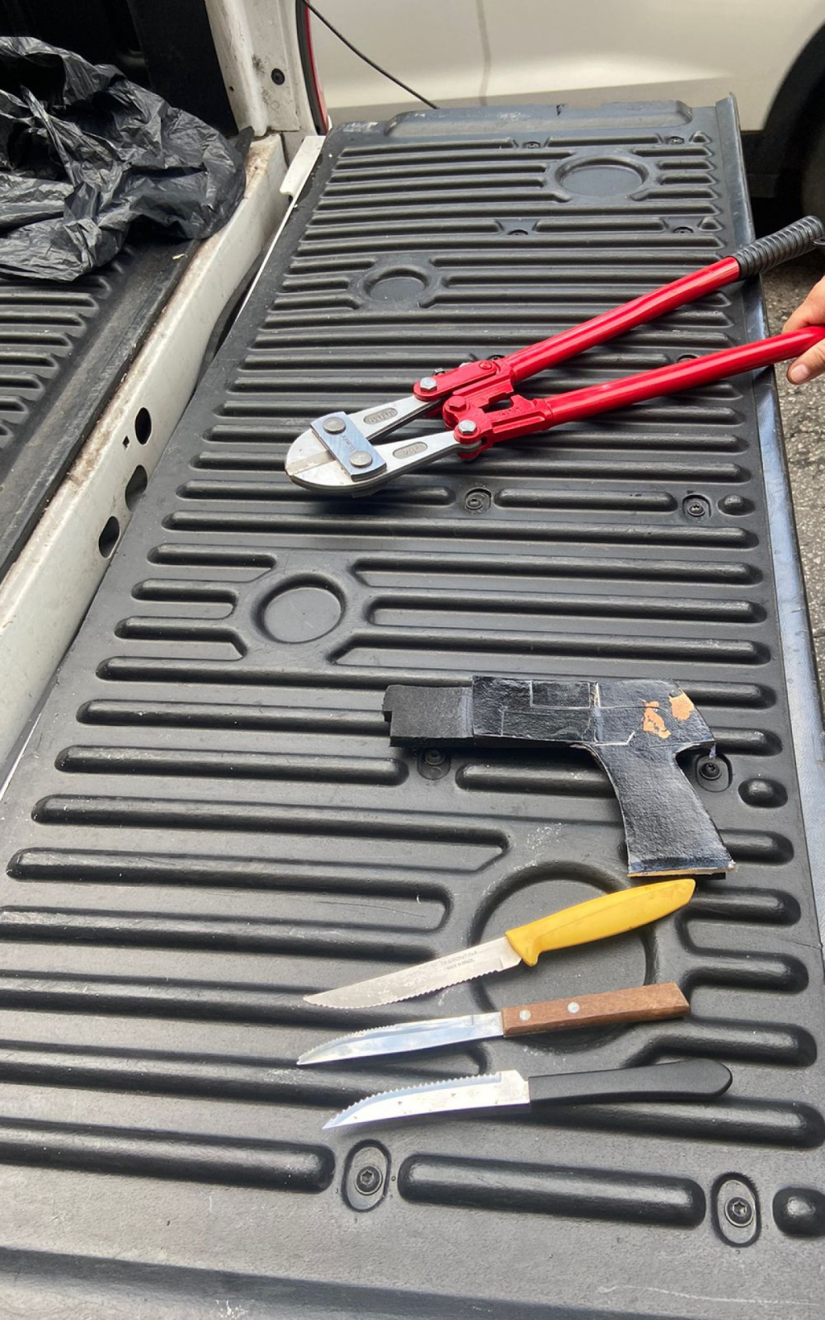 Os agentes apreenderam uma arma falsa e sete armas brancas - Divulgação/Seop