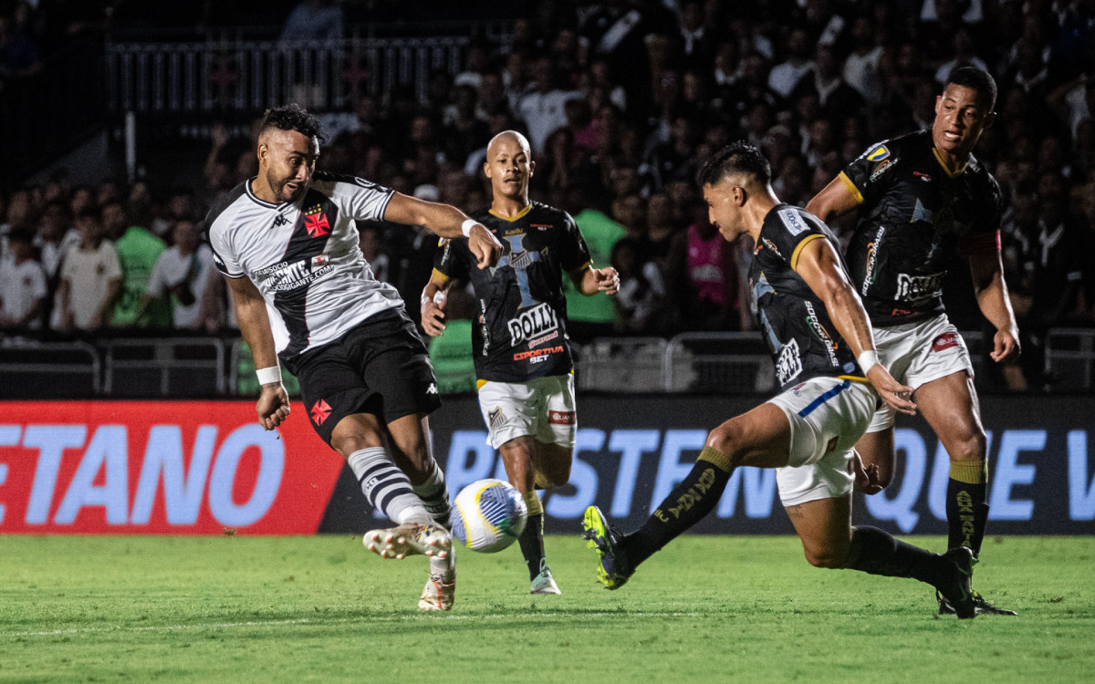 Lance do jogo entre Vasco e Água Santa