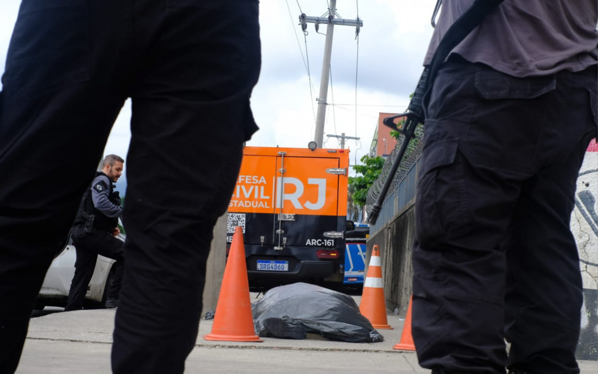 Policiais civis fazem perícia em local onde passageiro foi morto por assaltantes - Pedro Ivo/Agência O Dia