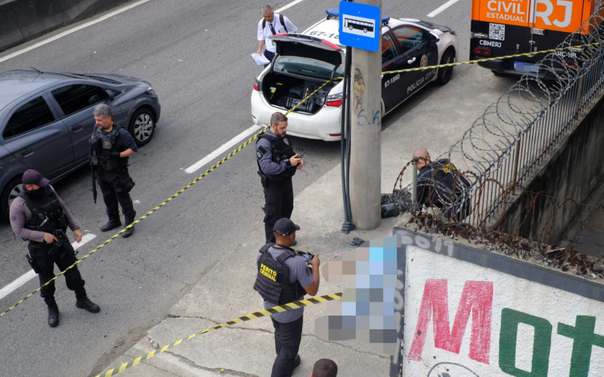 Policiais civis fazem perícia em local onde passageiro foi morto por assaltantes na Avenida Brasil