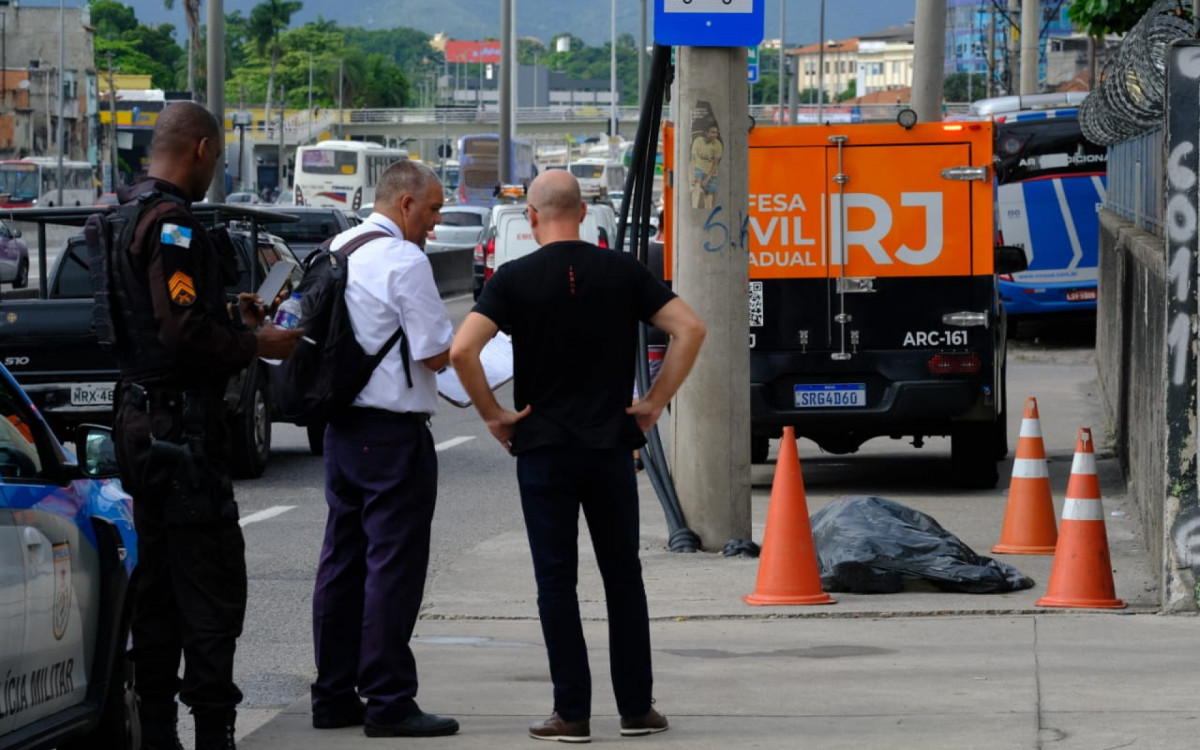 Policiais civis fazem perícia em local onde passageiro foi morto por assaltantes na Avenida Brasil