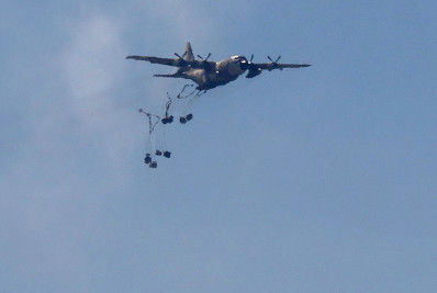 Aviões dos EUA voltam a enviar ajuda alimentar para Gaza nesta quinta-feira