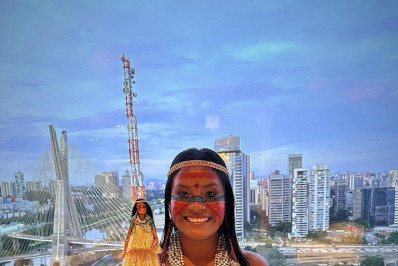 Indígena brasileira vira Barbie nos 65 anos da boneca