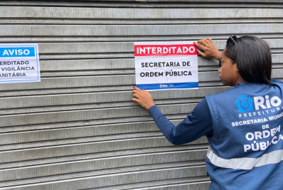 Depósito clandestino é interditado com baratas, alimentos podres e focos de dengue em Copacabana