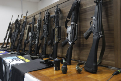 Justiça Federal torna réus 15 milicianos presos após confronto com a PRF na Av. Brasil