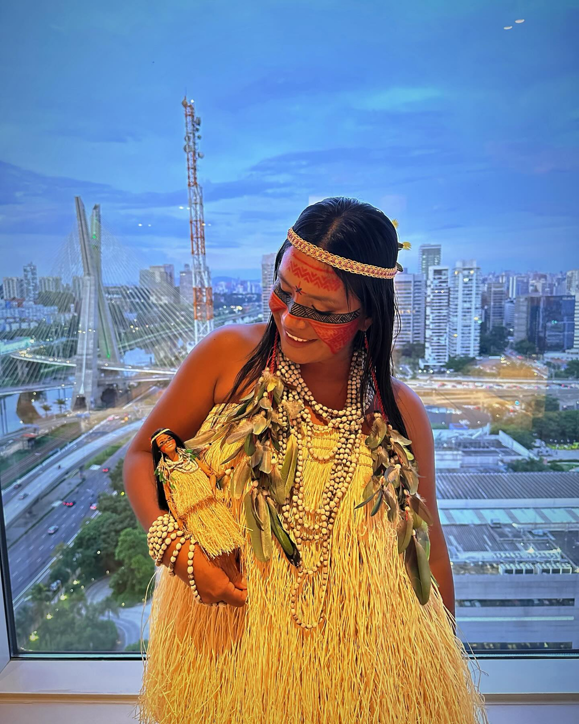 Indígena brasileira vira Barbie nos 65 anos da boneca