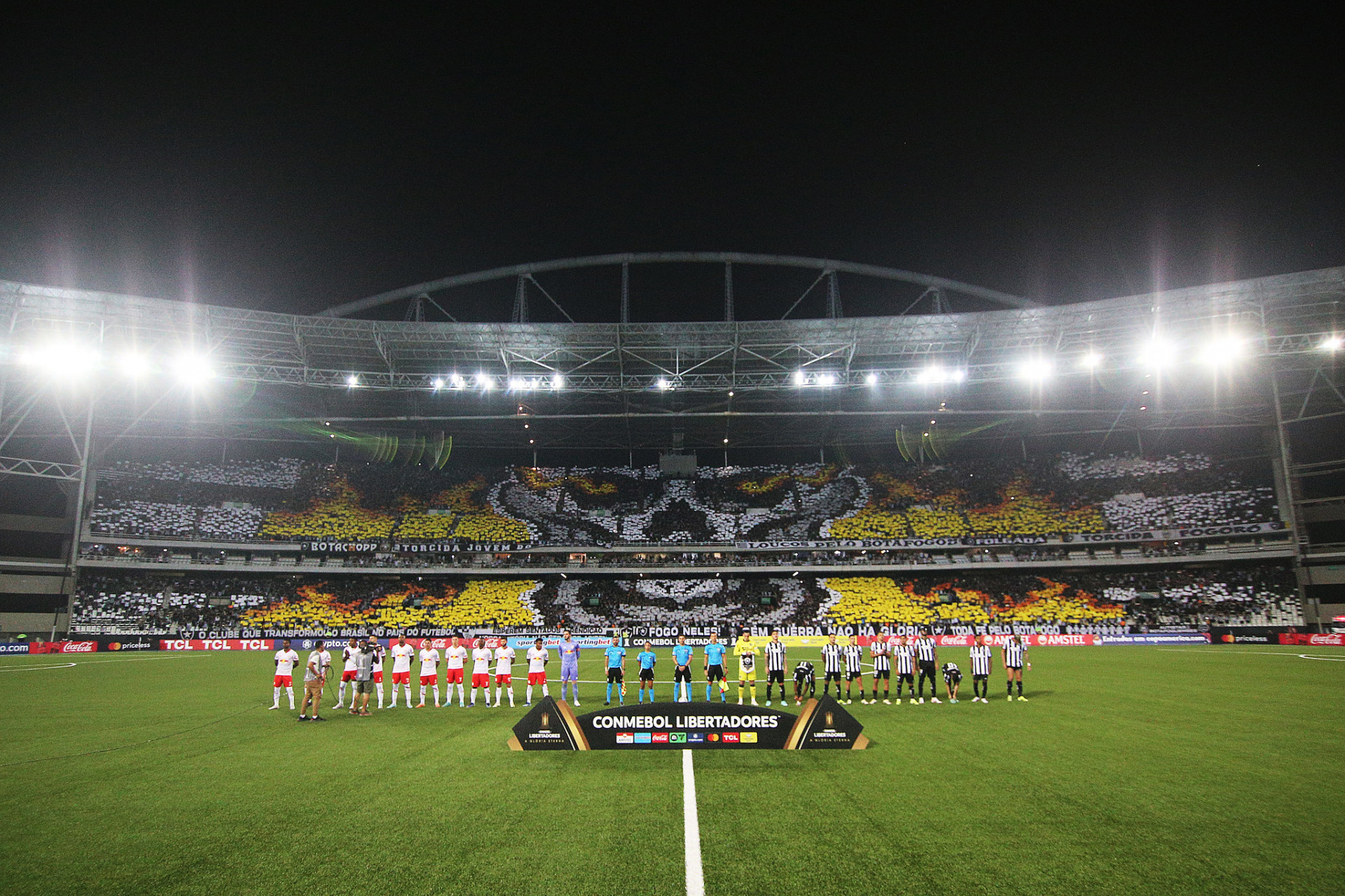 Mosaico da torcida do Botafogo faz mosaico no Estádio Nilton antes da partida contra o Red Bull Bragantino - Vítor Silva/Botafogo