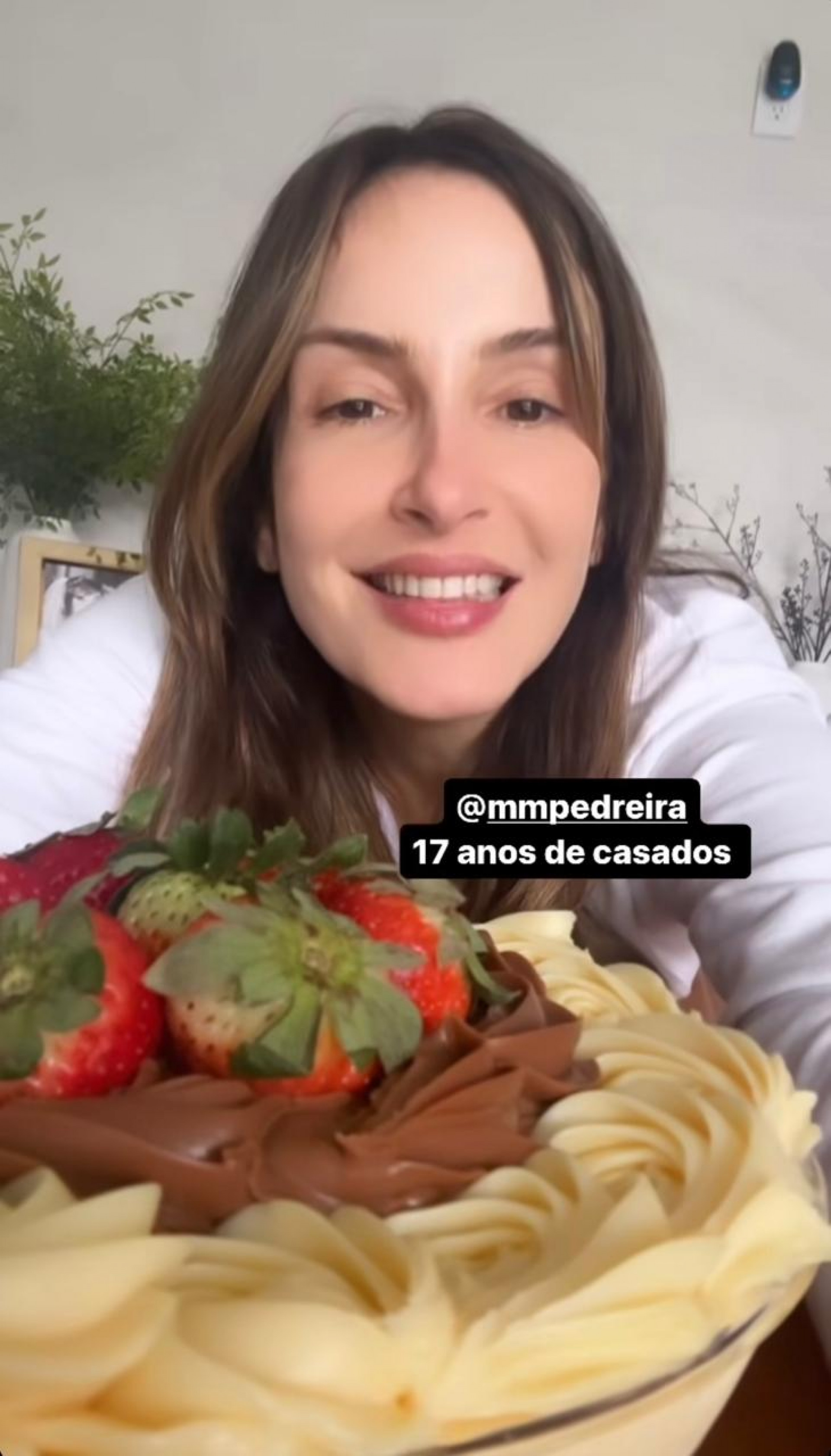 Claudia Leitte compra bolo para celebrar 17 anos de casada com Marcio Pedreira  - Reprodução / Instagram 