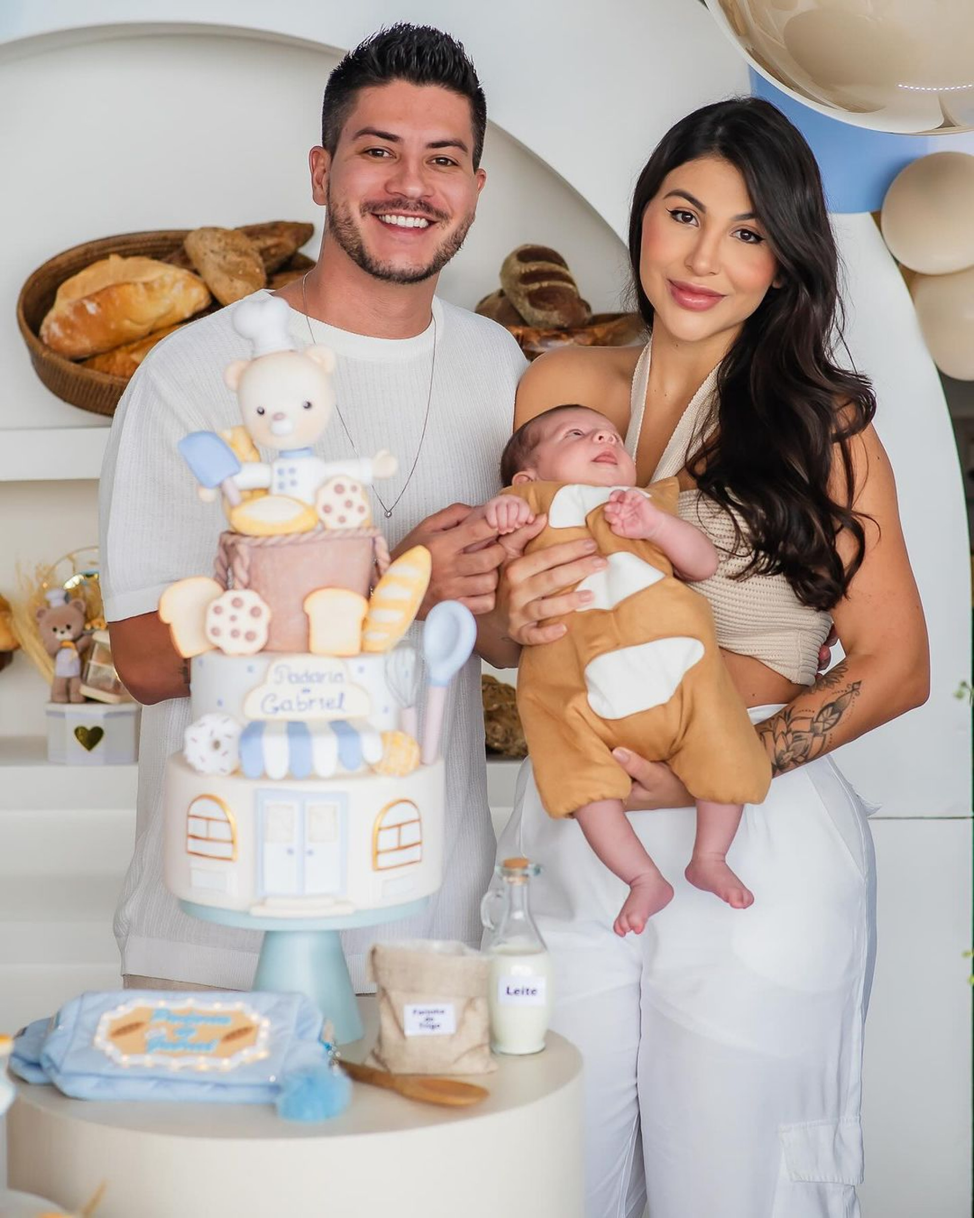 Arthur Aguiar vesto o filho de 'pãozinho' em primeiro mesversário - Reprodução