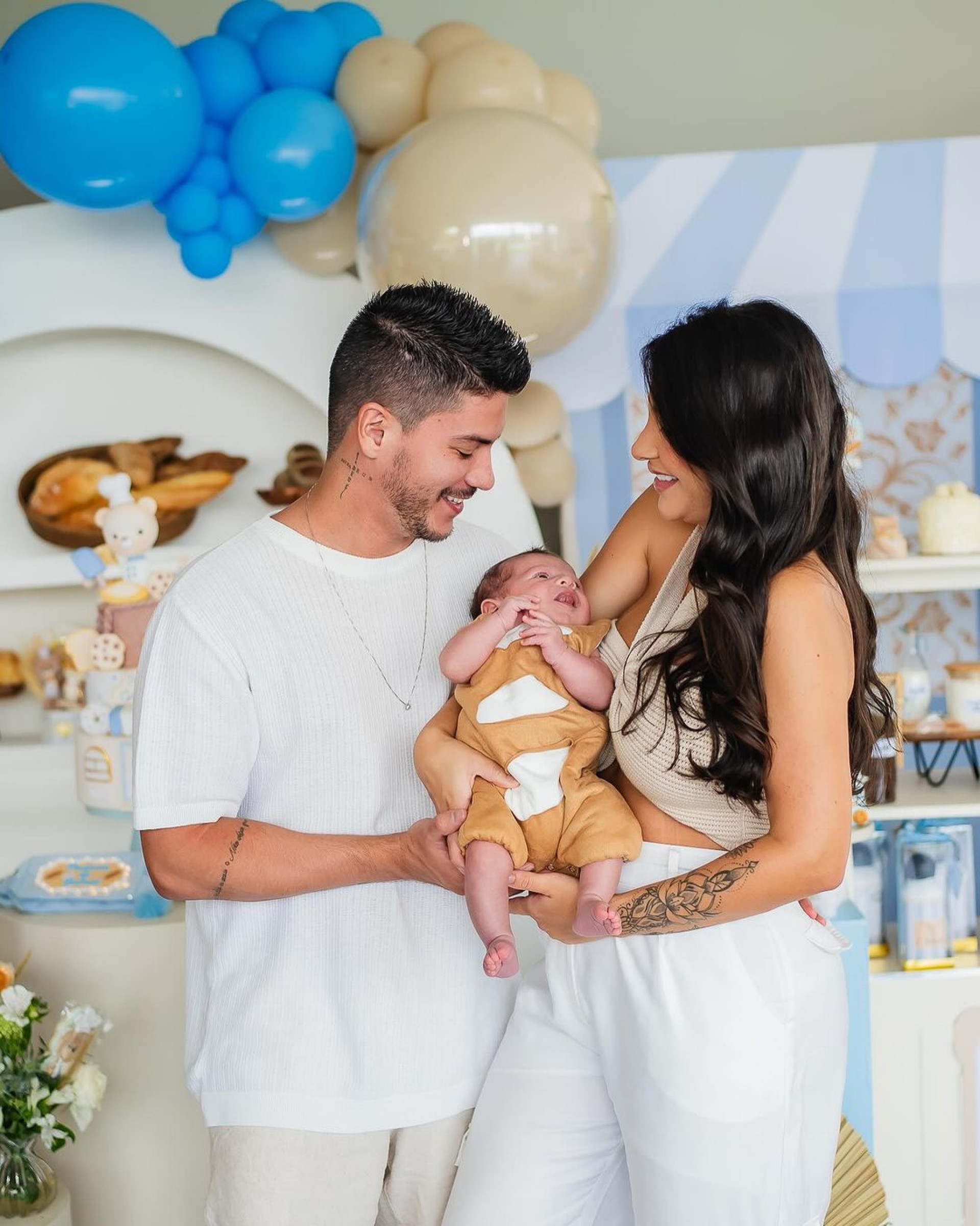 Arthur Aguiar vesto o filho de 'pãozinho' em primeiro mesversário - Reprodução