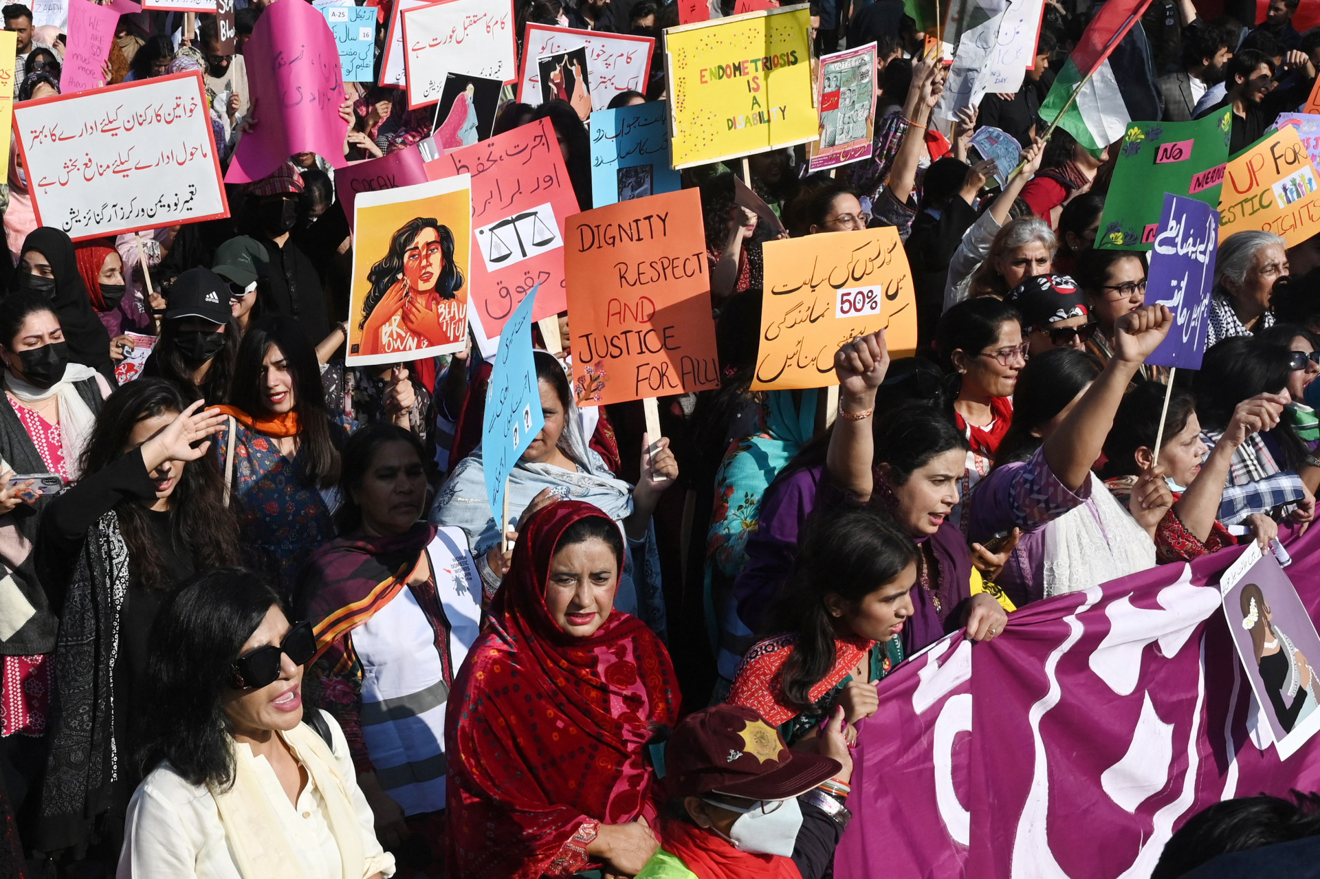 Centenas de mulheres se reúnem no Paquistão para protestar por direitos iguais - Arif Ali / AFP