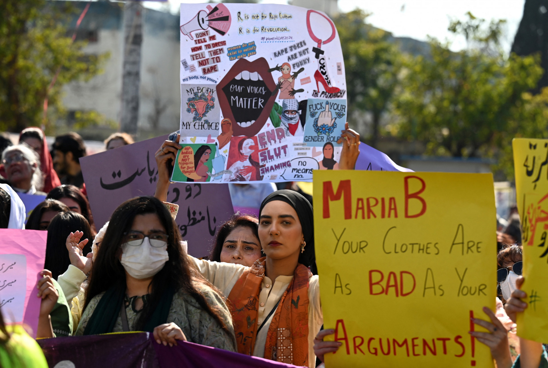 Centenas de mulheres se reúnem no Paquistão para protestar por direitos iguais - Aamir Qureshi / AFP
