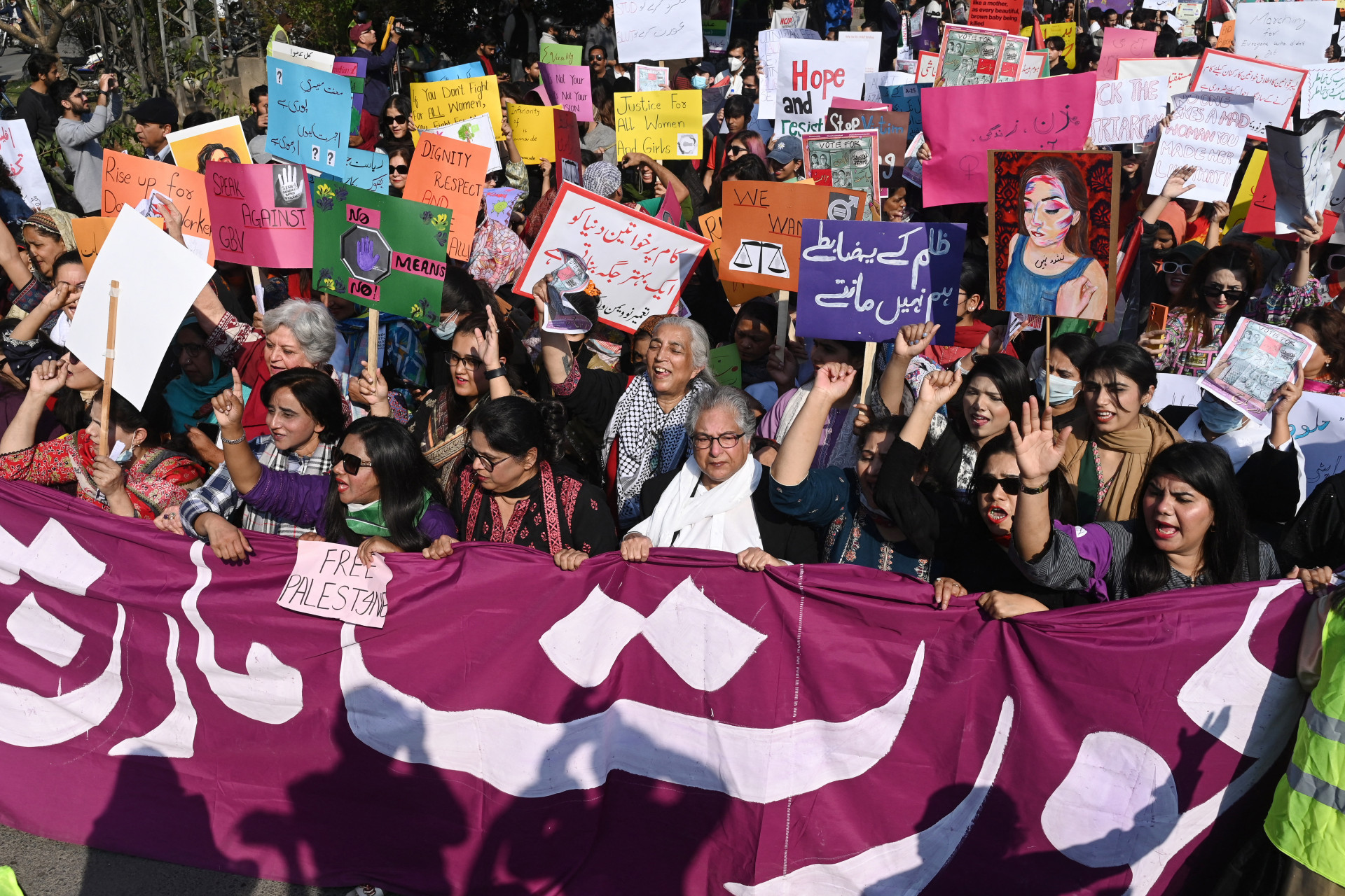 Centenas de mulheres se reúnem no Paquistão para protestar por direitos iguais - Arif Ali / AFP