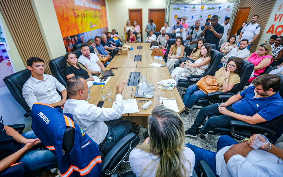 O prefeito Waguinho e deputada federal Daniela do Waguinho explicaram como será o programa