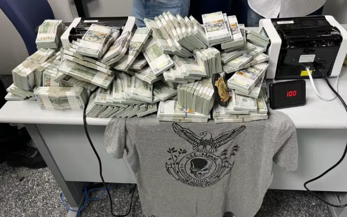 Polícia Federal encontra US$ 3 milhões em parede falsa de mansão em Curitiba