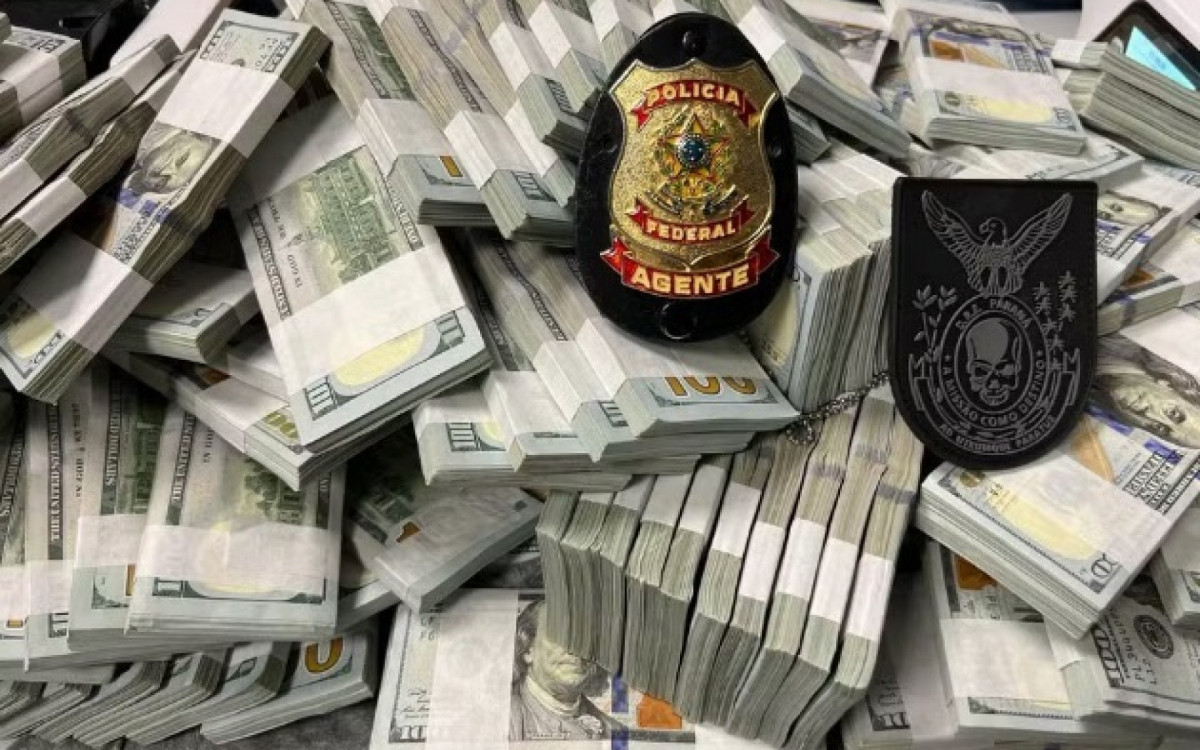 Polícia Federal encontra US$ 3 milhões em parede falsa de mansão em Curitiba