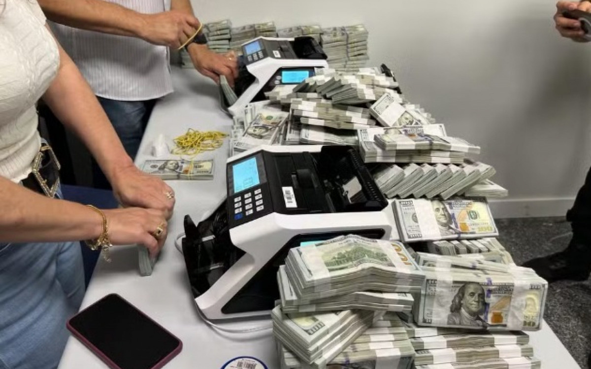 Polícia Federal encontra US$ 3 milhões em parede falsa de mansão em Curitiba