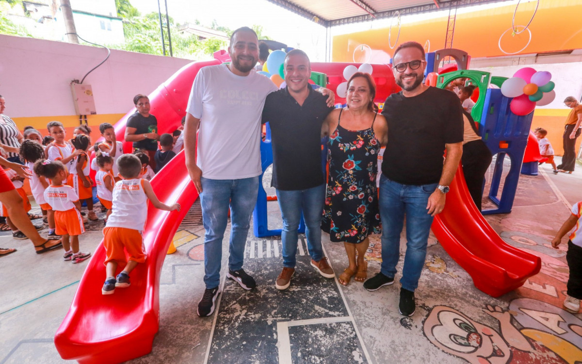 Matheus Igual a Você, Matheus Carneiro, diretora Mônica Martins e Denis Macedo participam da entrega do novo playground para os alunos