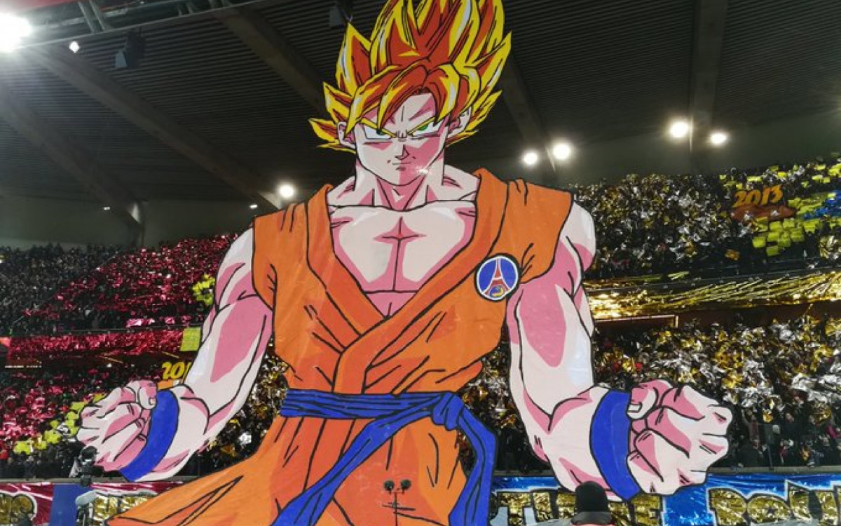 Torcida do PSG já fez um mosaico 3D com Goku, personagem principal da franquia Dragon Ball