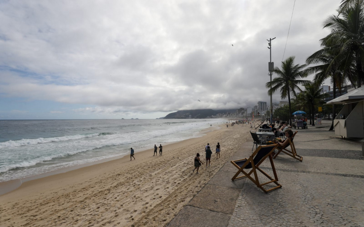 Tempo nublado na Praia do Arpoador nesta tarde de sexta-feira (8) - Renan Areias/ Agência O Dia