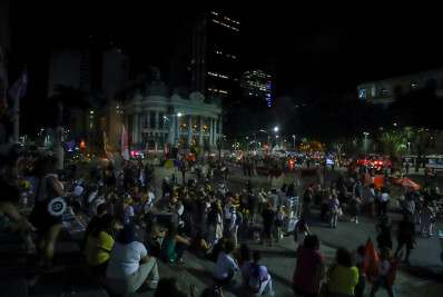 Ato 8M reúne centenas de pessoas no Centro do Rio no Dia Internacional da Mulher