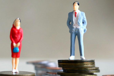 IBGE: Mulheres recebem 79% do salário dos homens e trabalham dez horas a mais em tarefas domésticas