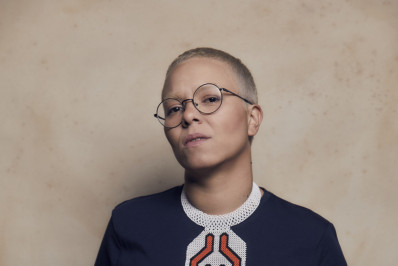 Maria Gadú é diagnosticada com covid-19 e adia show na quadra da Portela