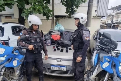 PM recupera carro roubado, mochilas e celulares e apreende granada em Belford Roxo