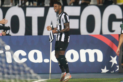 Júnior Santos confirma outras propostas, mas pega foco no Botafogo: 'Quero ficar'