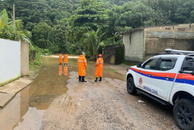 Ponte desaba em Ubatuba (SP) e moradores ficam ilhados