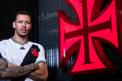 Clayton vê disputa com Vegetti e encara Vasco como 'maior desafio da vida'