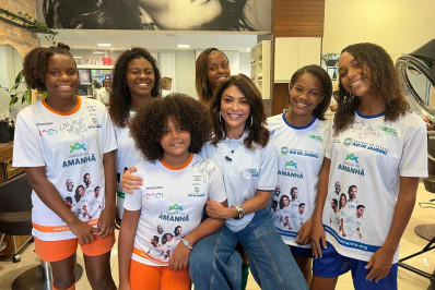 Juliana Paes tem tarde de beleza com jovens do Craque do Amanhã