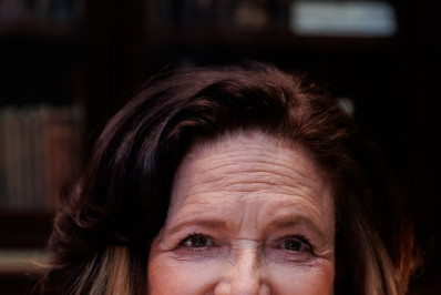 Familiares e amigos se despedem de Heloisa Teixeira em cerimônia