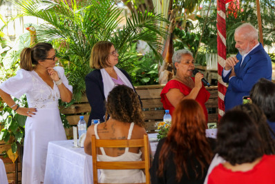 Lula almoça rabada e ouve samba com Janja em 'point' petista para comemorar Dia da Mulher