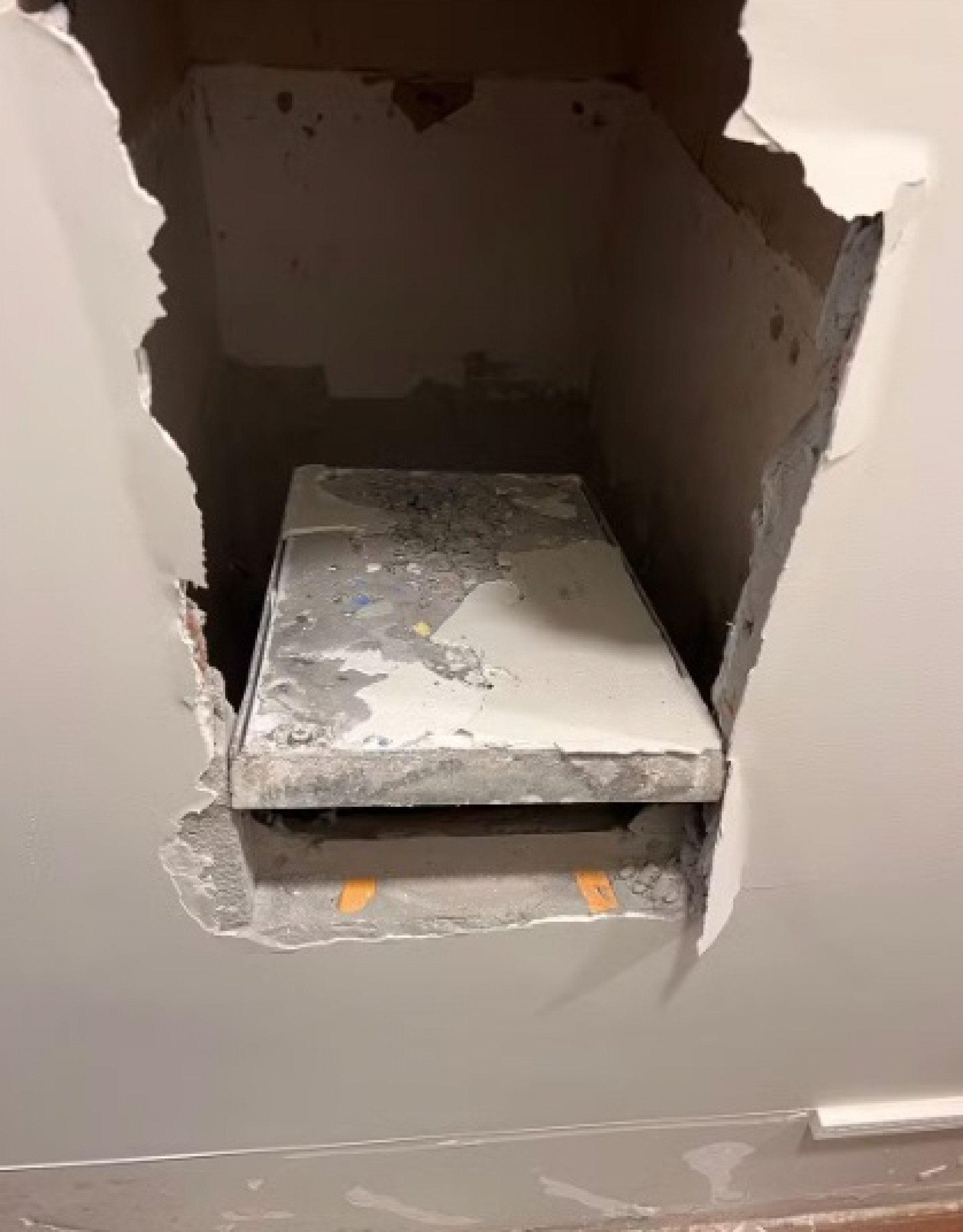 Polícia Federal encontra US$ 3 milhões em parede falsa de mansão em Curitiba