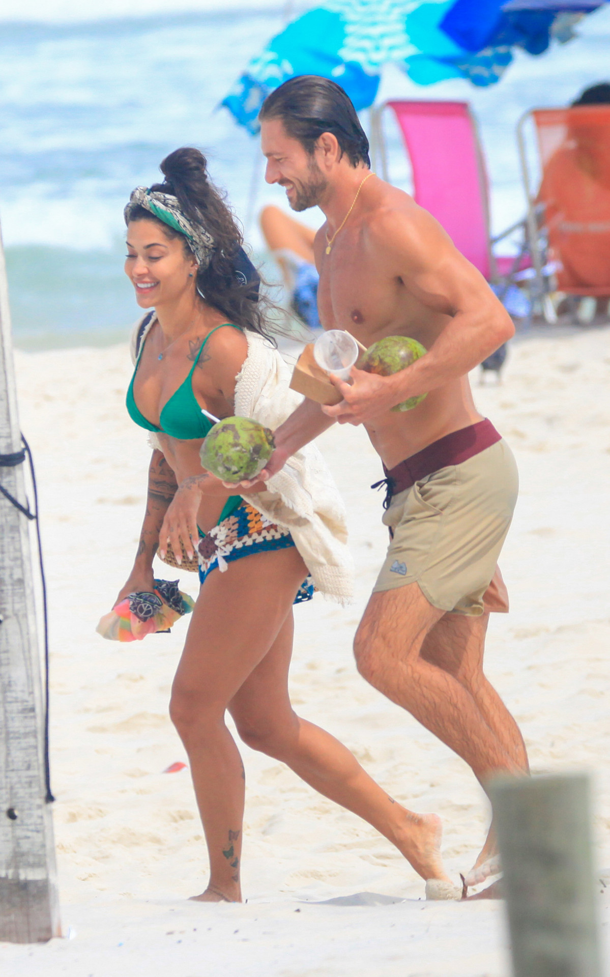 Aline Campos e o namorado, Felipe, curtem dia de praia na Barra da Tijuca