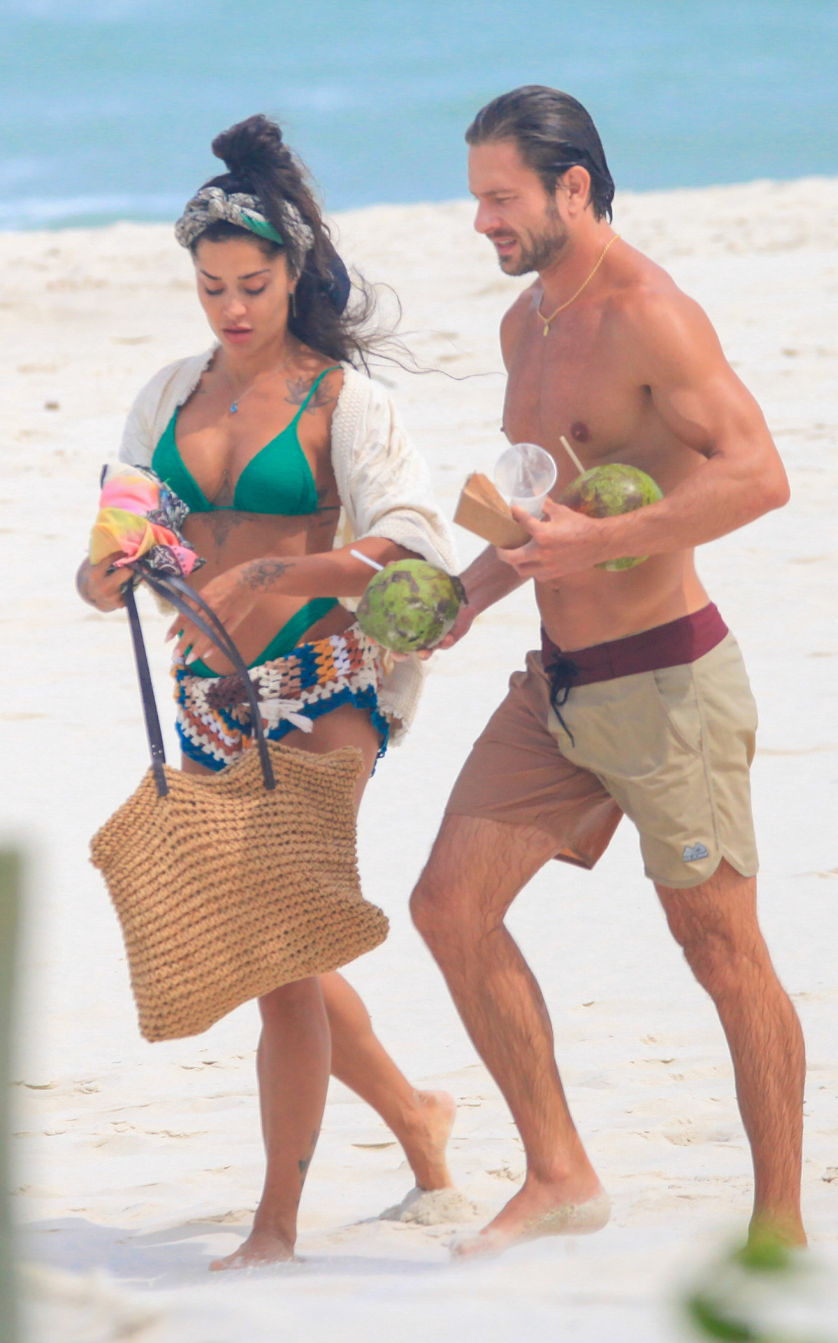 Aline Campos e o namorado, Felipe, curtem dia de praia na Barra da Tijuca