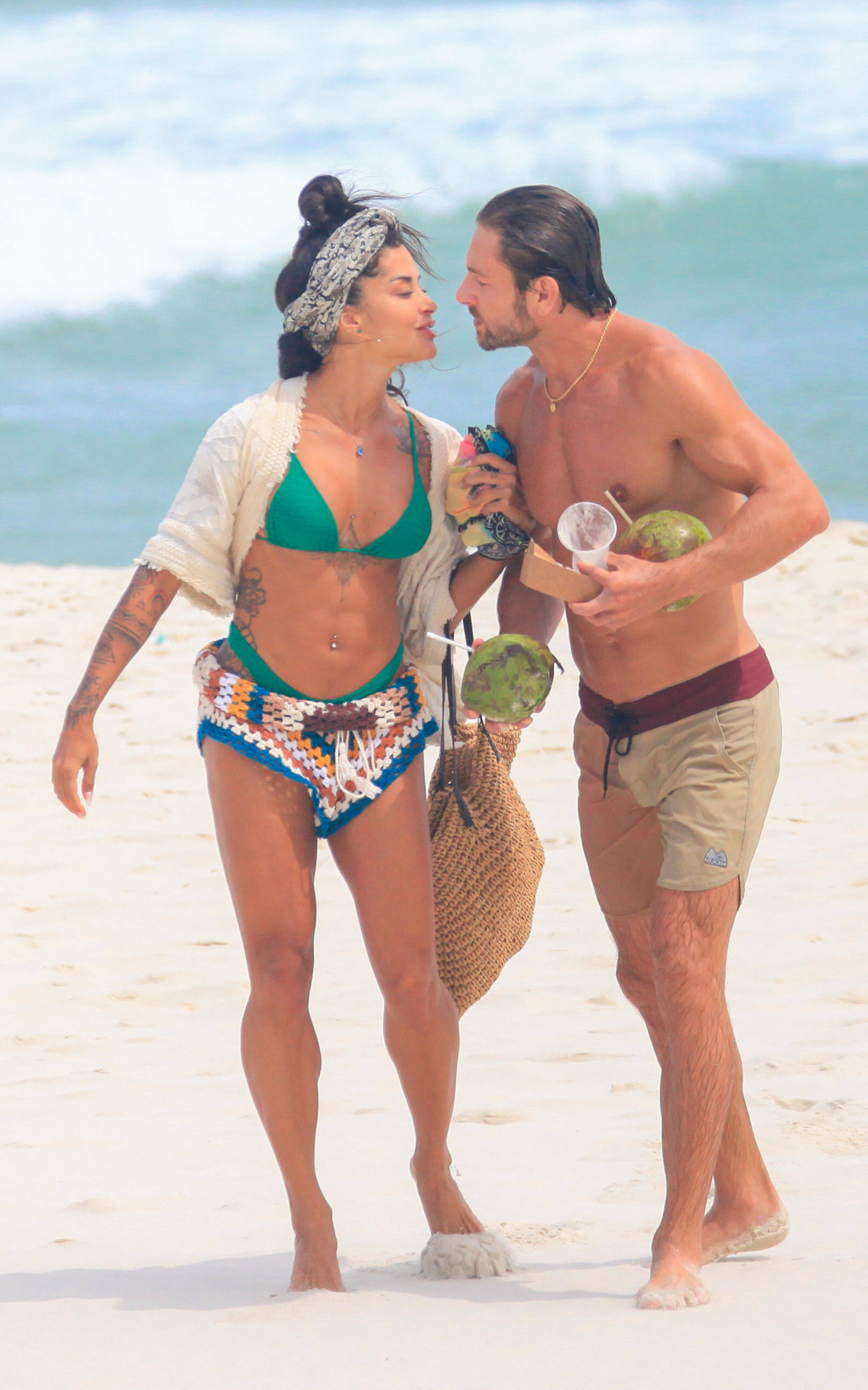 Aline Campos e o namorado, Felipe, curtem dia de praia na Barra da Tijuca