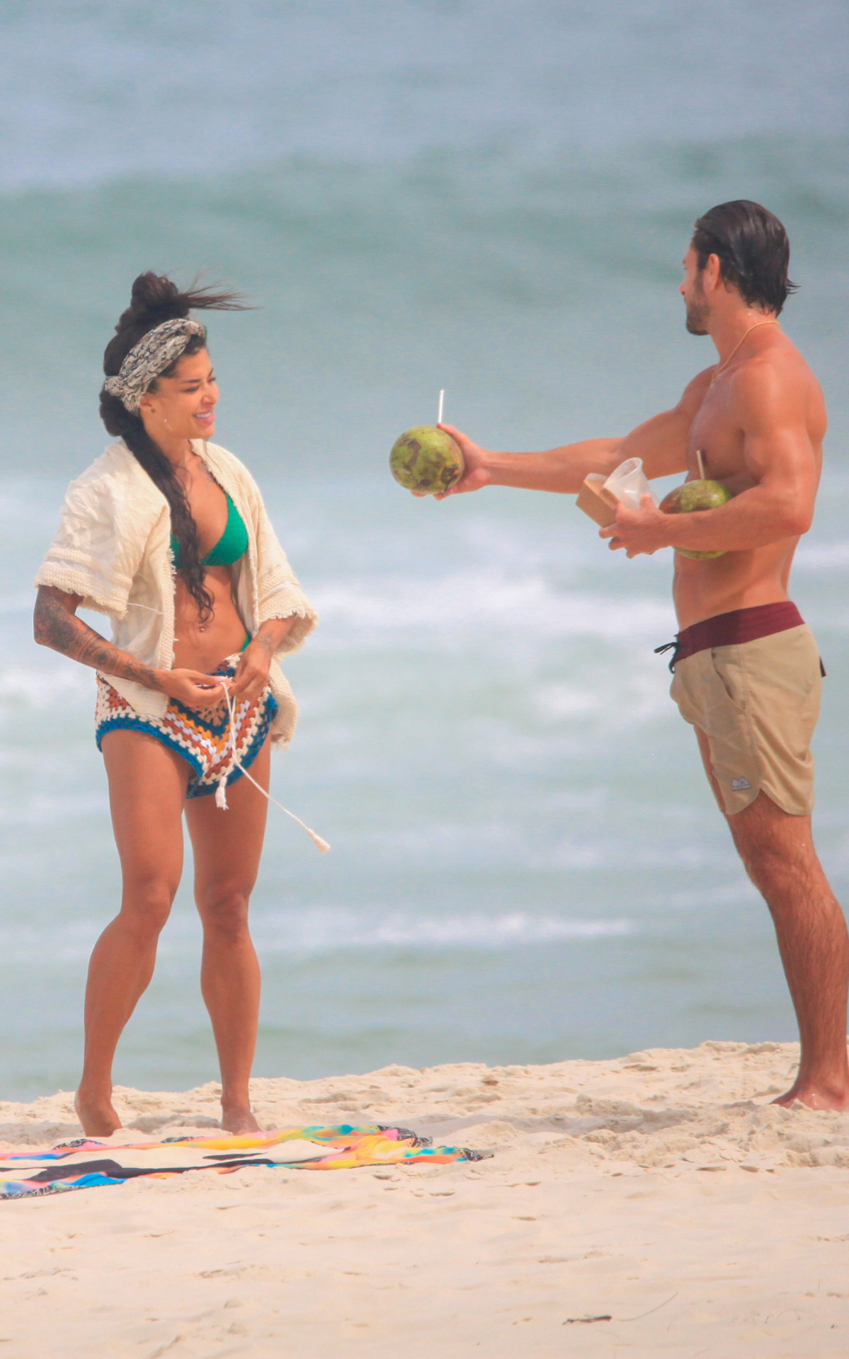 Aline Campos e o namorado, Felipe, curtem dia de praia na Barra da Tijuca