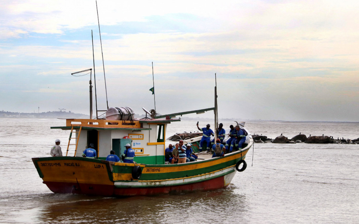 Iniciativa teve como objetivo retirar os resíduos deixados pelos visitantes na ilha, que vão desde carvão, garrafas plásticas e de vidro, tampinhas, isopor e até pontas de cigarro.