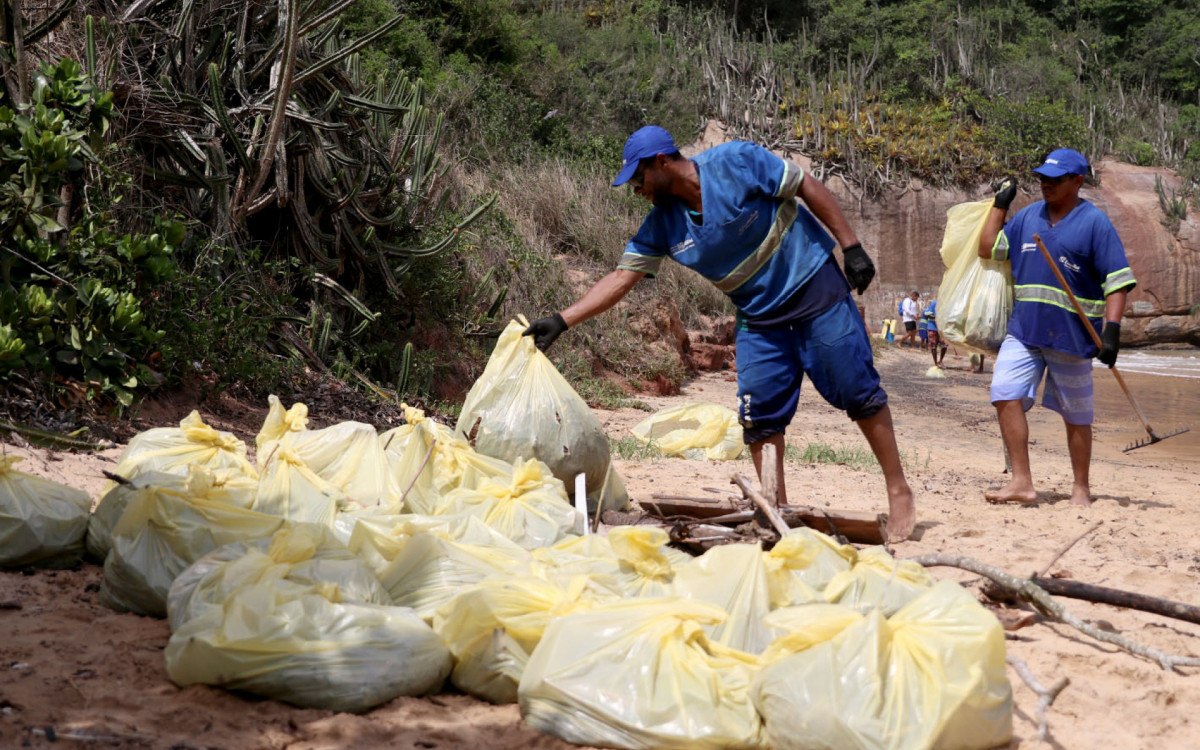 Iniciativa teve como objetivo retirar os resíduos deixados pelos visitantes na ilha, que vão desde carvão, garrafas plásticas e de vidro, tampinhas, isopor e até pontas de cigarro.