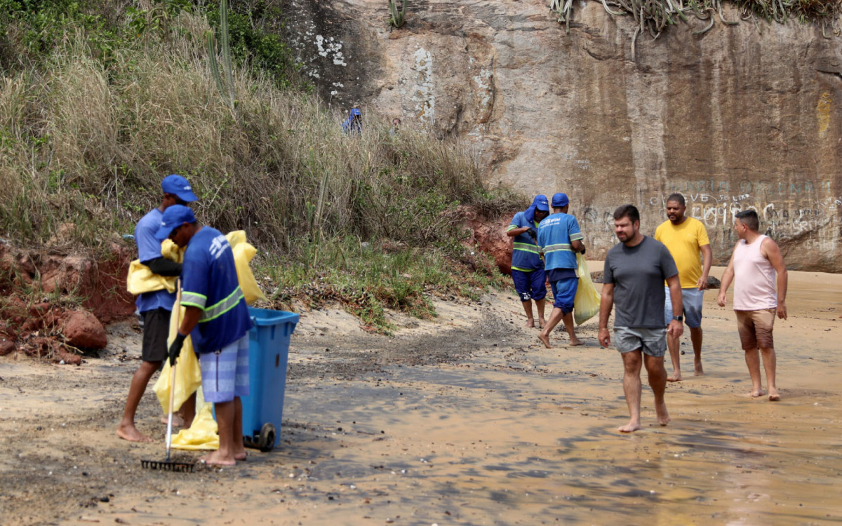 Iniciativa teve como objetivo retirar os resíduos deixados pelos visitantes na ilha, que vão desde carvão, garrafas plásticas e de vidro, tampinhas, isopor e até pontas de cigarro.
