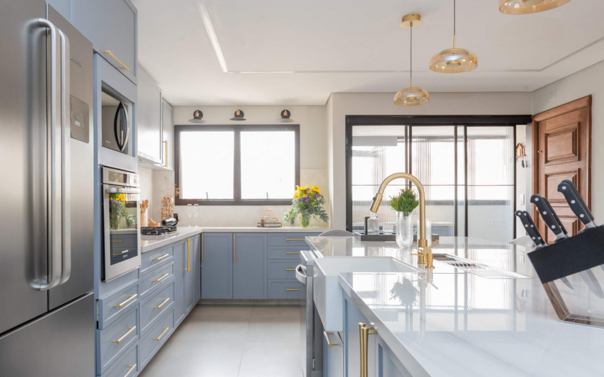 &Eacute; poss&iacute;vel separar cozinha e &aacute;rea de servi&ccedil;o sem prejudicar a est&eacute;tica dos ambientes (Projeto: Mari Milani Arquitetura | Imagem: Erika Urbino)