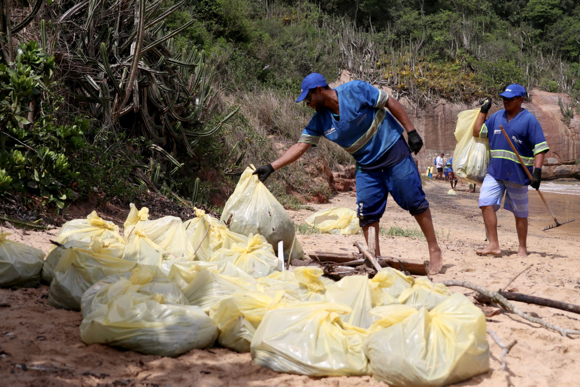 Iniciativa teve como objetivo retirar os res&iacute;duos deixados pelos visitantes na ilha, que v&atilde;o desde carv&atilde;o, garrafas pl&aacute;sticas e de vidro, tampinhas, isopor e at&eacute; pontas de cigarro. - Foto: Divulga&ccedil;&atilde;o