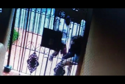 Vídeo: homem agride mulher para roubar celular no Rio Comprido