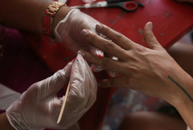 Quatro das cinco atividades de serviços registraram queda em fevereiro, diz IBGE